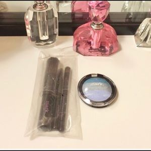 Mark eyeshadow and brush set